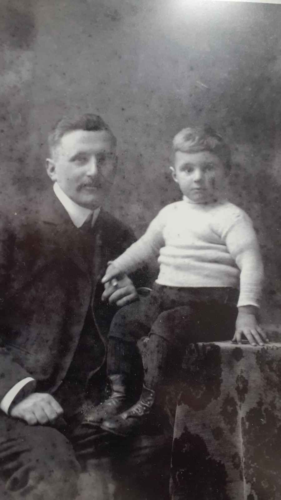 Jelle met zijn zoontje <A HREF="https://koenvansantvoord.nl/kwartierstaat/index.php?kwst=bothboomsma&num=12&gen=1#nr12"><U><B>Johan</B></U></A>, hier ongeveer net zou oud als toen zijn vader wees werd (ca. 1909)