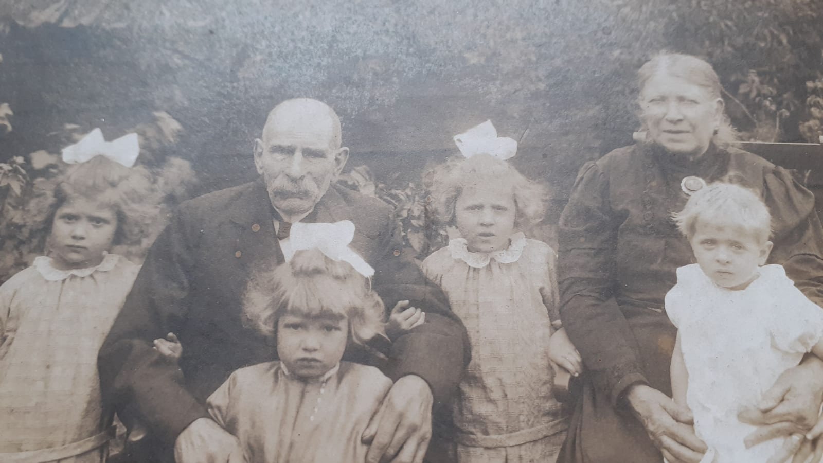 1924: Petrus <B>Tabbers</B>, Maria Johanna <B>Peppenster</B> en hun kleindochter <A HREF="https://koenvansantvoord.nl/kwartierstaat/index.php?kwst=bothboomsma&num=15&gen=1#nr15"><U>Nellie <B>Tabbers</B></U></A> (voorgrond bij opa)
<BR><BR>
Meisje rechts: Corry (verhuisd naar London en gehuw. met Ed Churchouse), meisje helemaal links is Sjaan (Janneke) Tabbers (verhuisde eveneens naar London (ca. 1948/1949) en is gehuw. met James Lett, meisje tussen opa en oma in is Riet (Marieke)
<BR>
<BR>
Ze konden allen goed leren maar moesten in de crisitijd gaan werken. Uiteindelijk kreeg het echtpaar 10 kinderen.