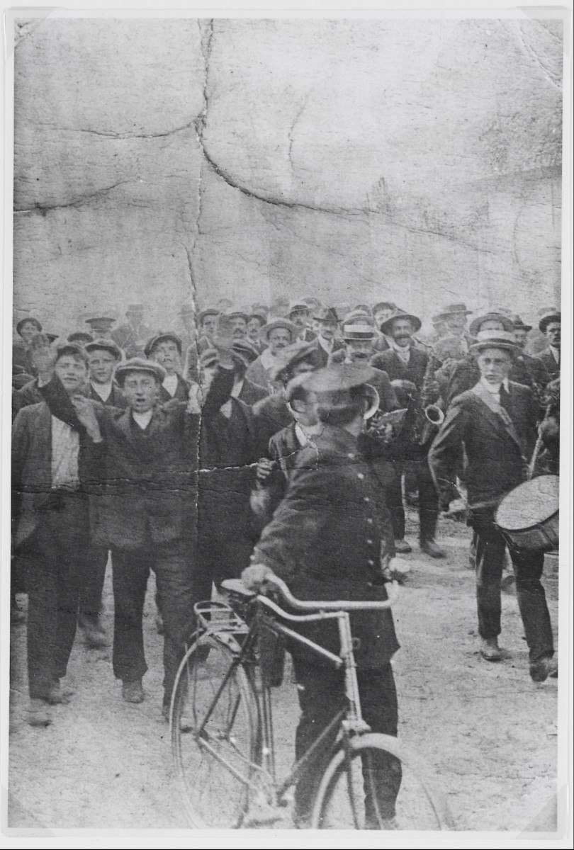 Oud en Nieuw Gastel, 1900.
Optocht met harmonie, onder toeziend oog van de veldwachter met fiets.