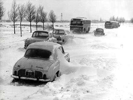 De winter van 1963 was de allerstrengste van de twintigste eeuw. De Noordzee lag vol ijs, auto