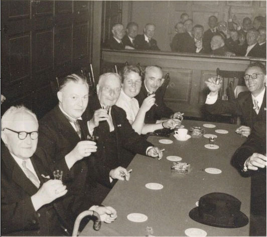 Foto van de raadsleden genomen na de installatie van burgemeester Elsen: vlnr. P. Eijsermans, A.G. Cillessen, wsch. J. de Brouwer, E.G.M. Mes, N.J. van Gils en H. van Doremalen. De raadsleden Ch. van den Brink-Slee en J.B.A.M. Tra waren niet bij de installatie van Elsen aanwezig wegens verblijf in het buitenland (foto 1953)