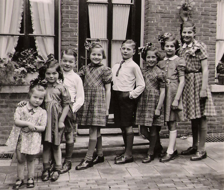 vlnr: Emilie, Jeanne, Frans, Carla, Joseph, Jeannette, Ria en Anny van Santvoord (foto 1943)<br clear=all>